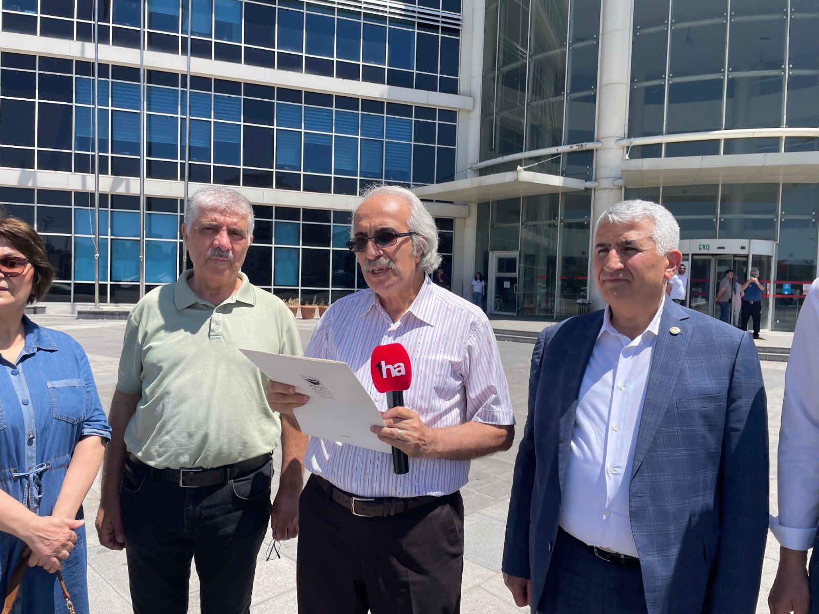 Atatürkçü Düşünce Derneği Kayseri Şube Başkanı Bilgesay; “ Anıta yapılan saldırı Demokrasiye de yapılmış bir saldırıdır”